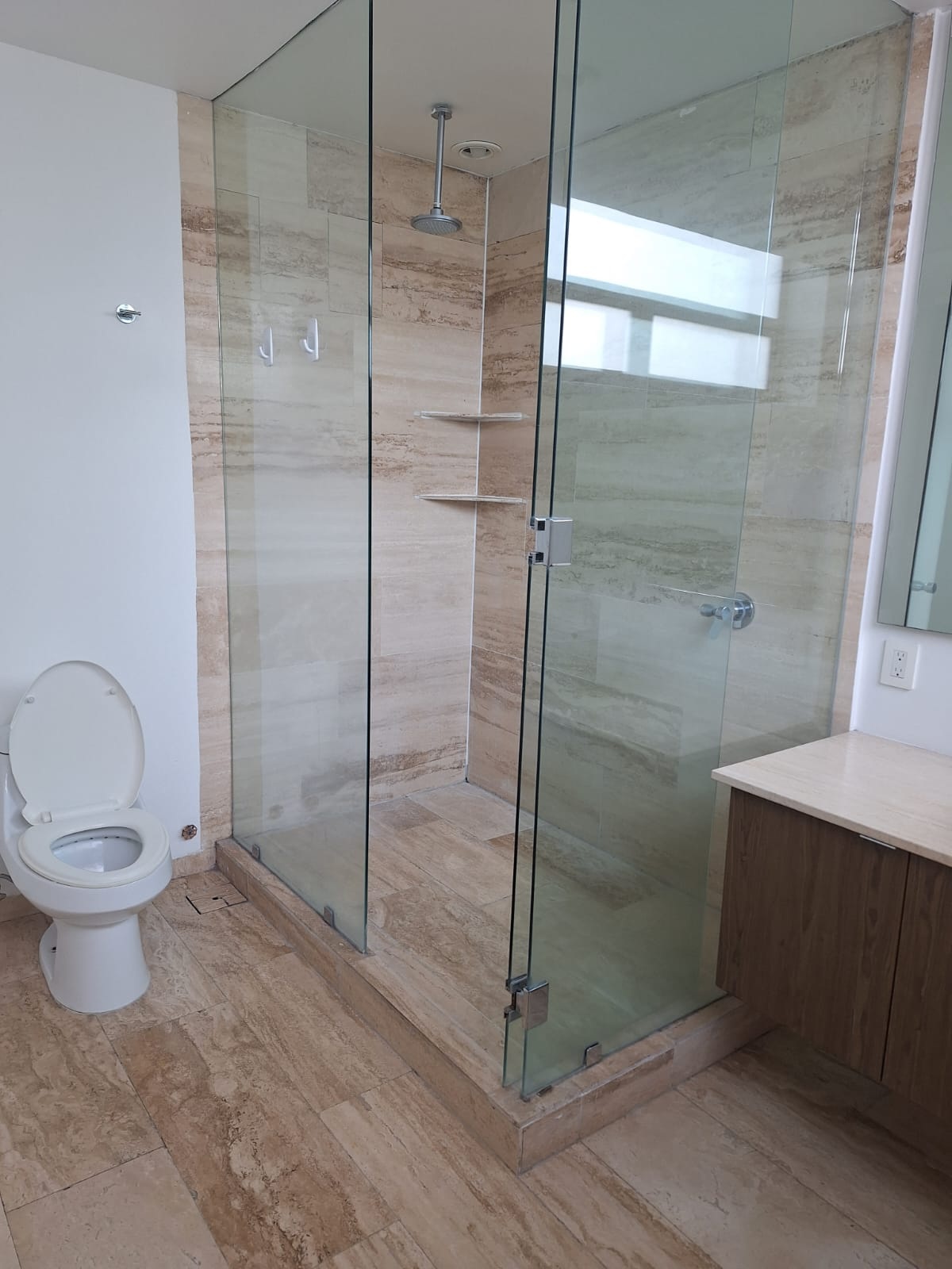 Baño con regadera · LO ALTO Bosque Real · 178 m², Torre 3