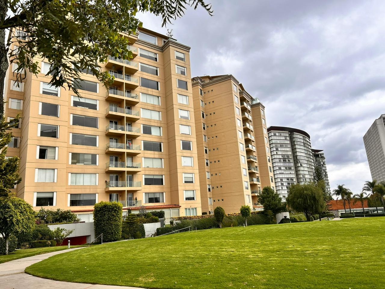 Edificio y jardines · REAL DE LA CUMBRE Bosque Real · 251 m²