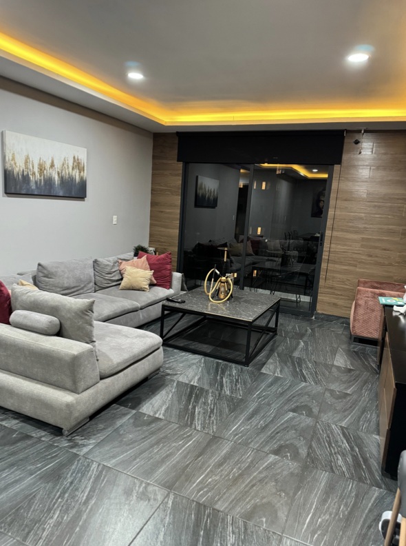 Sala con iluminación interior · TIVÉ BORGO Bosque Real · 137 m²
