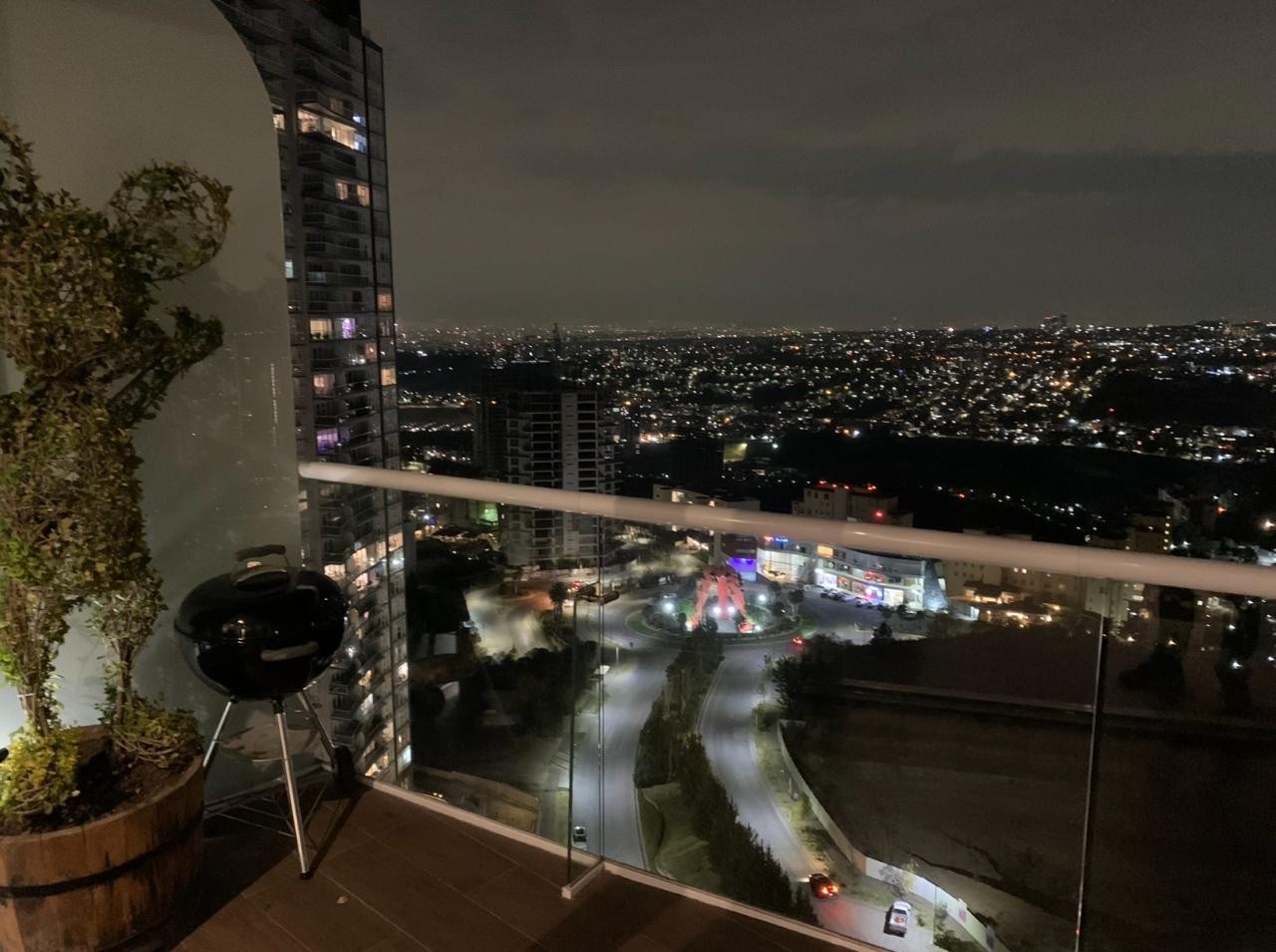 Terraza con vista nocturna · FIVE Bosque Real · 120 m² con terraza