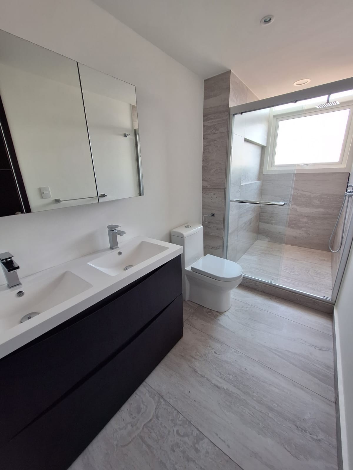 Baño con doble lavabo y regadera · FIVE Bosque Real · 163 m²