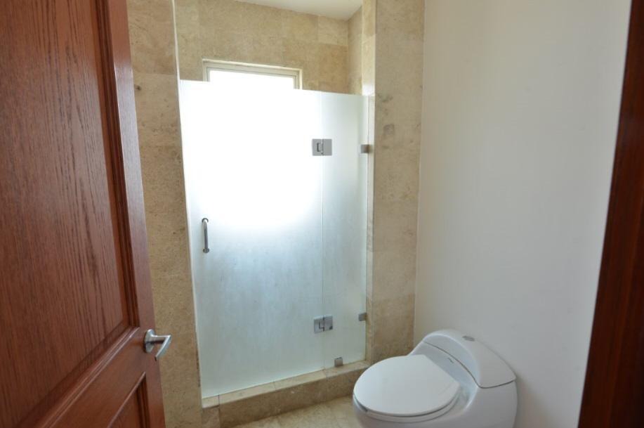 Baño con regadera · PALMETTO 39 Bosque Real · 220 m²