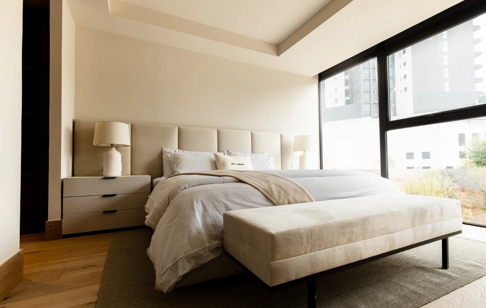 Recámara con ventanal · BLUE Bosque Real · 155 m²