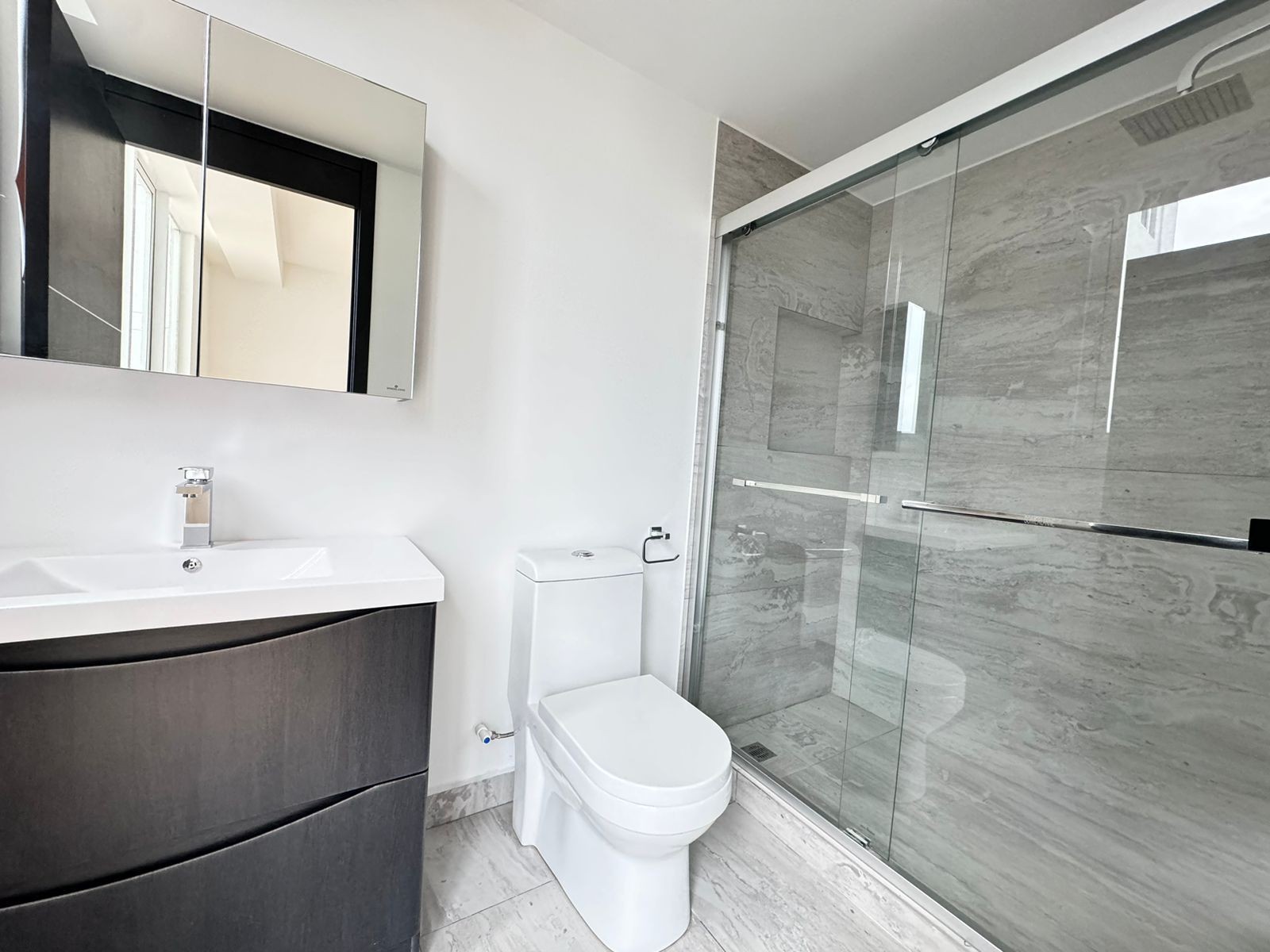 Baño con regadera de cristal · FIVE Bosque Real · 120 m², referencia 711
