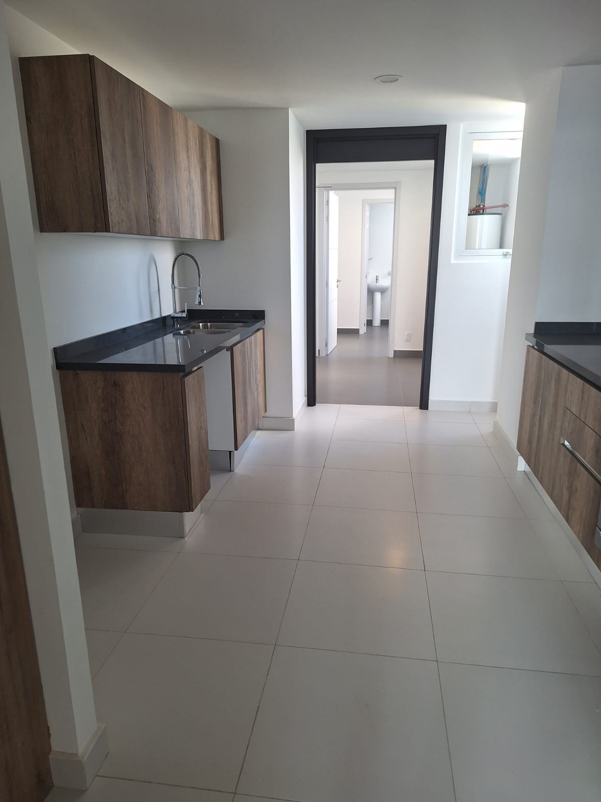 Cocina y área de servicio · FIVE Bosque Real · 163 m²