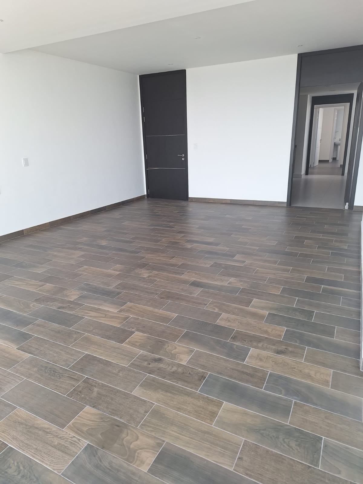 Estancia y acceso a la cocina · FIVE Bosque Real · 163 m²