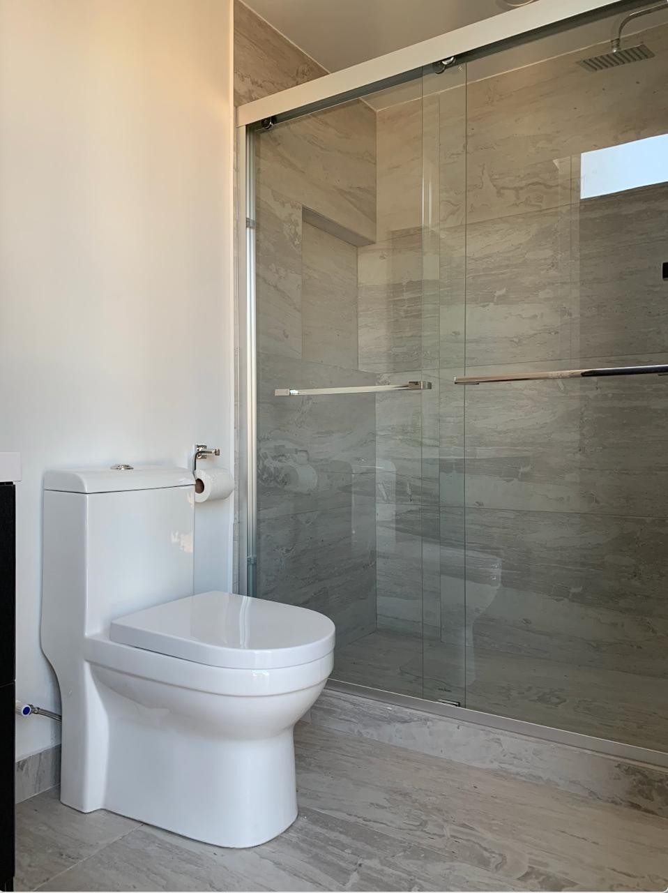 Baño con regadera de cristal · FIVE Bosque Real · 120 m² con terraza