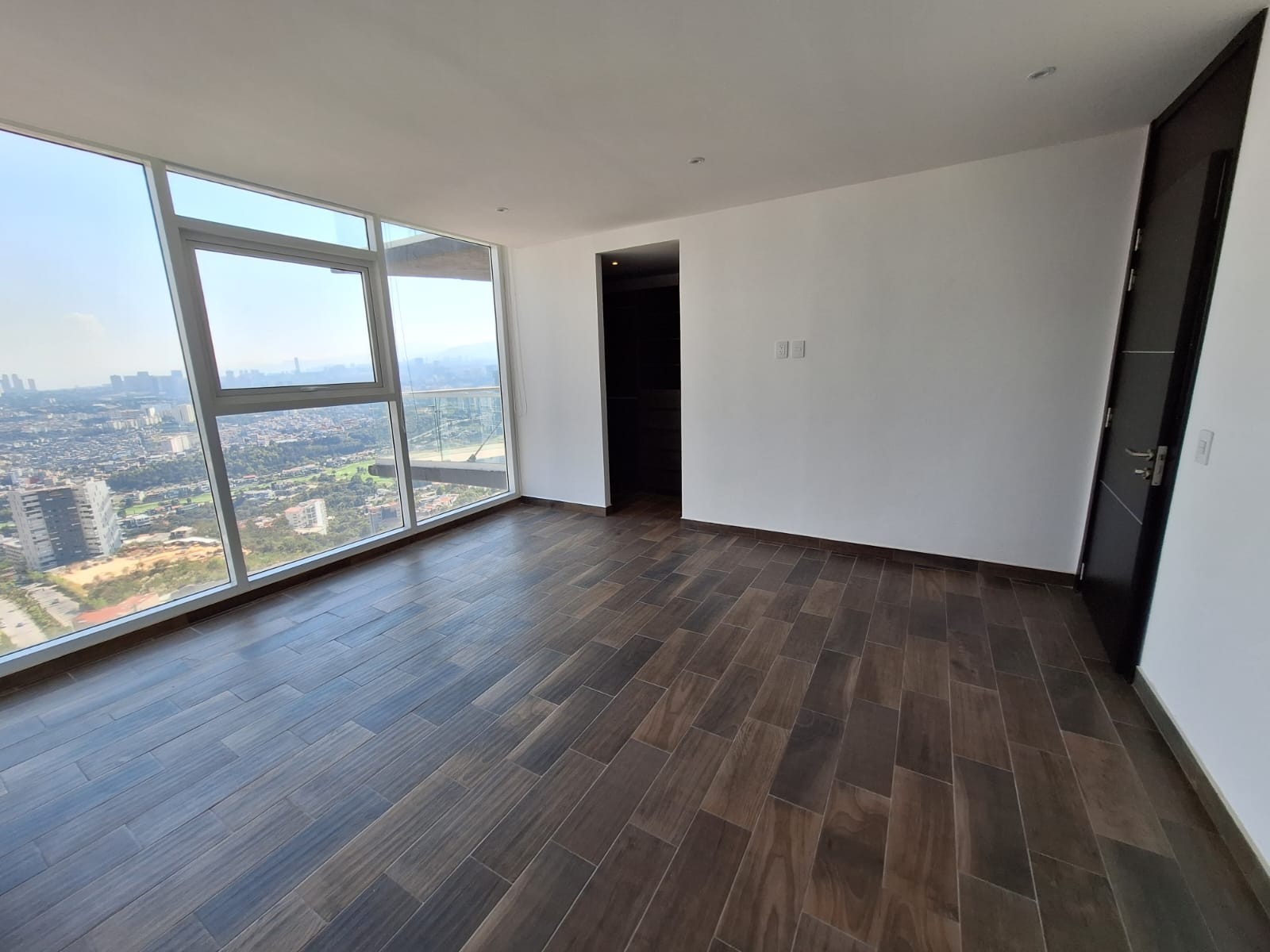 Recámara con ventanales amplios · FIVE Bosque Real · 163 m²