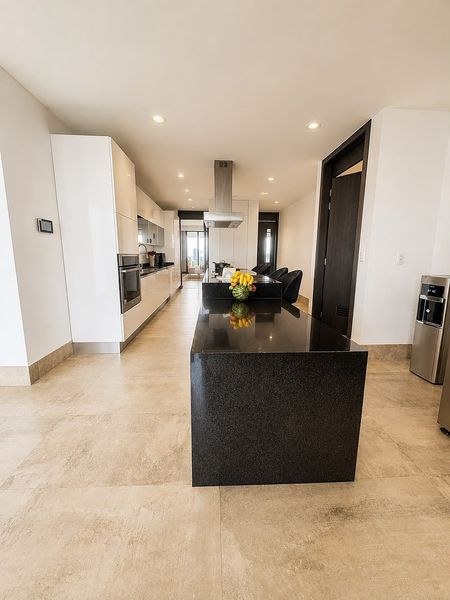 Cocina integral con isla negra