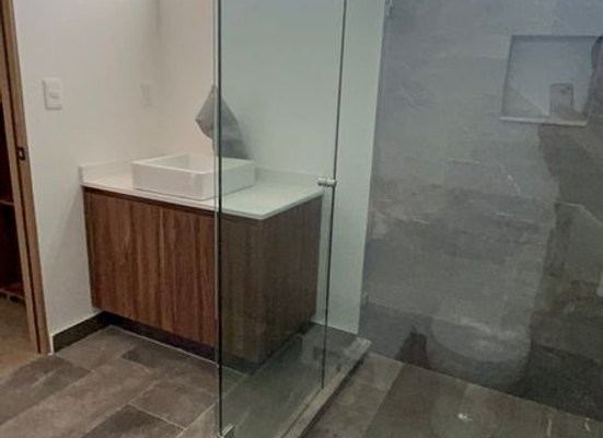 Baño con acabados premium en Bilú Bosque Real