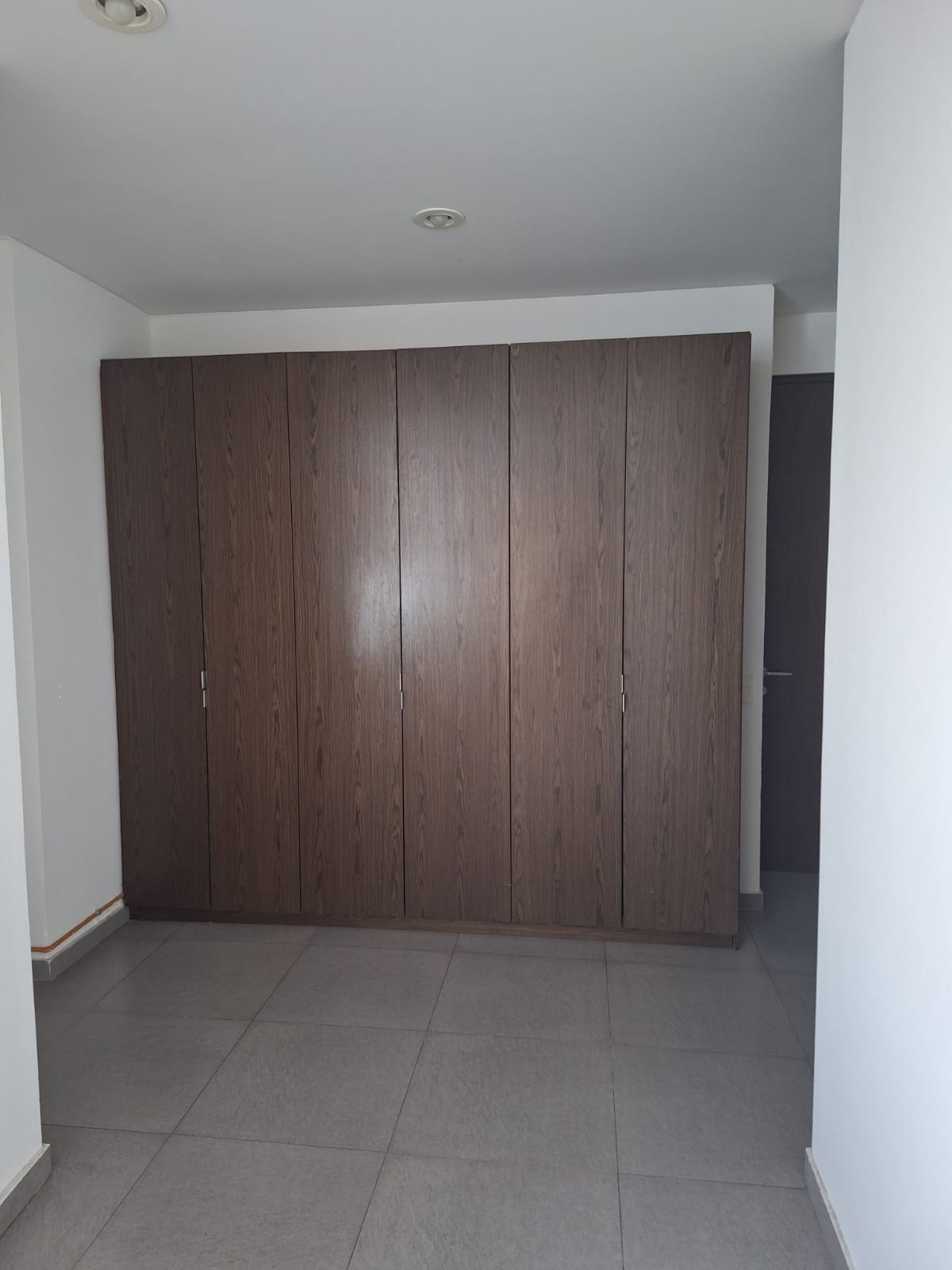 Recámara con clóset · LO ALTO Bosque Real · 178 m², Torre 3