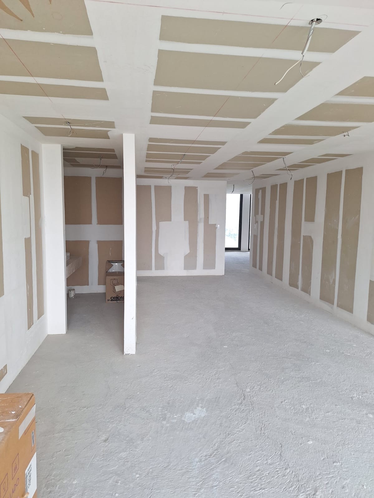 Estancia y circulación en obra blanca · AVIVIA Bosque Real · Obra blanca