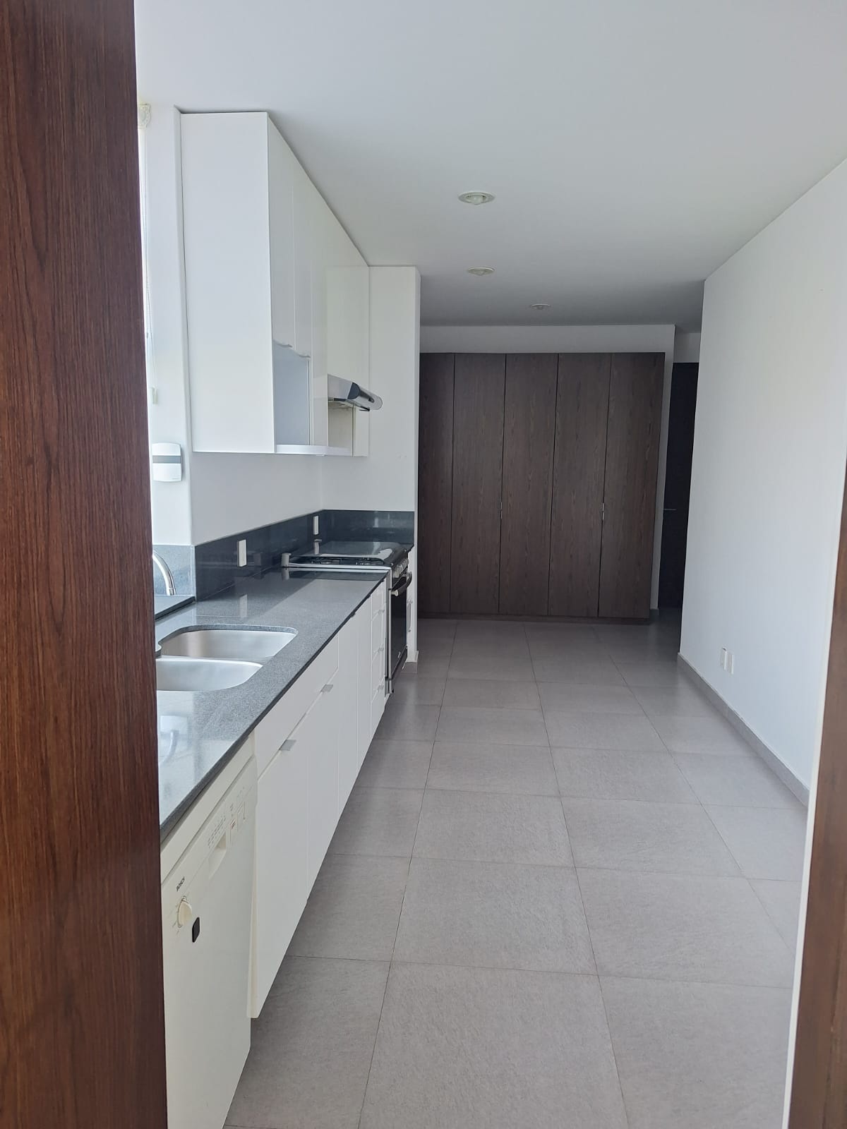 Cocina de la unidad · LO ALTO Bosque Real · 178 m², Torre 3