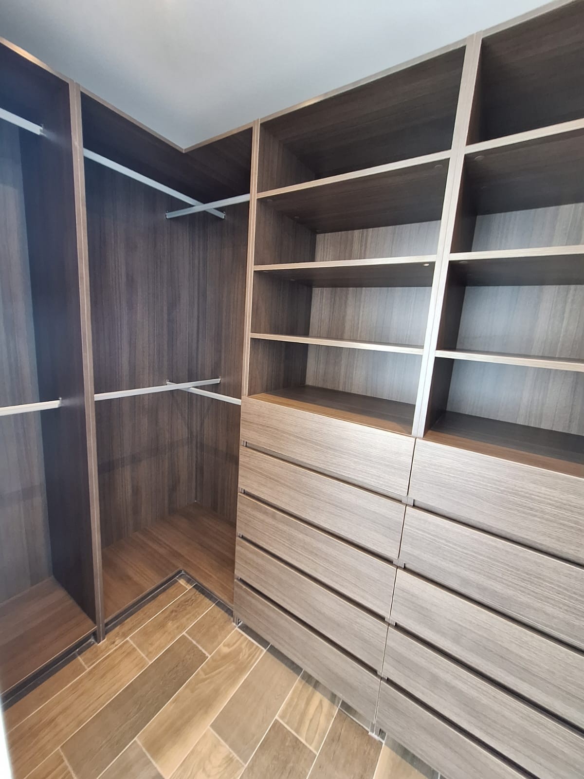 Vestidor con carpintería · FIVE Bosque Real · 163 m²