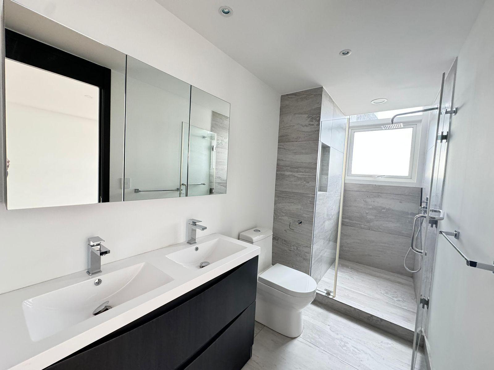 Baño con doble lavabo · FIVE Bosque Real · 120 m², referencia 711