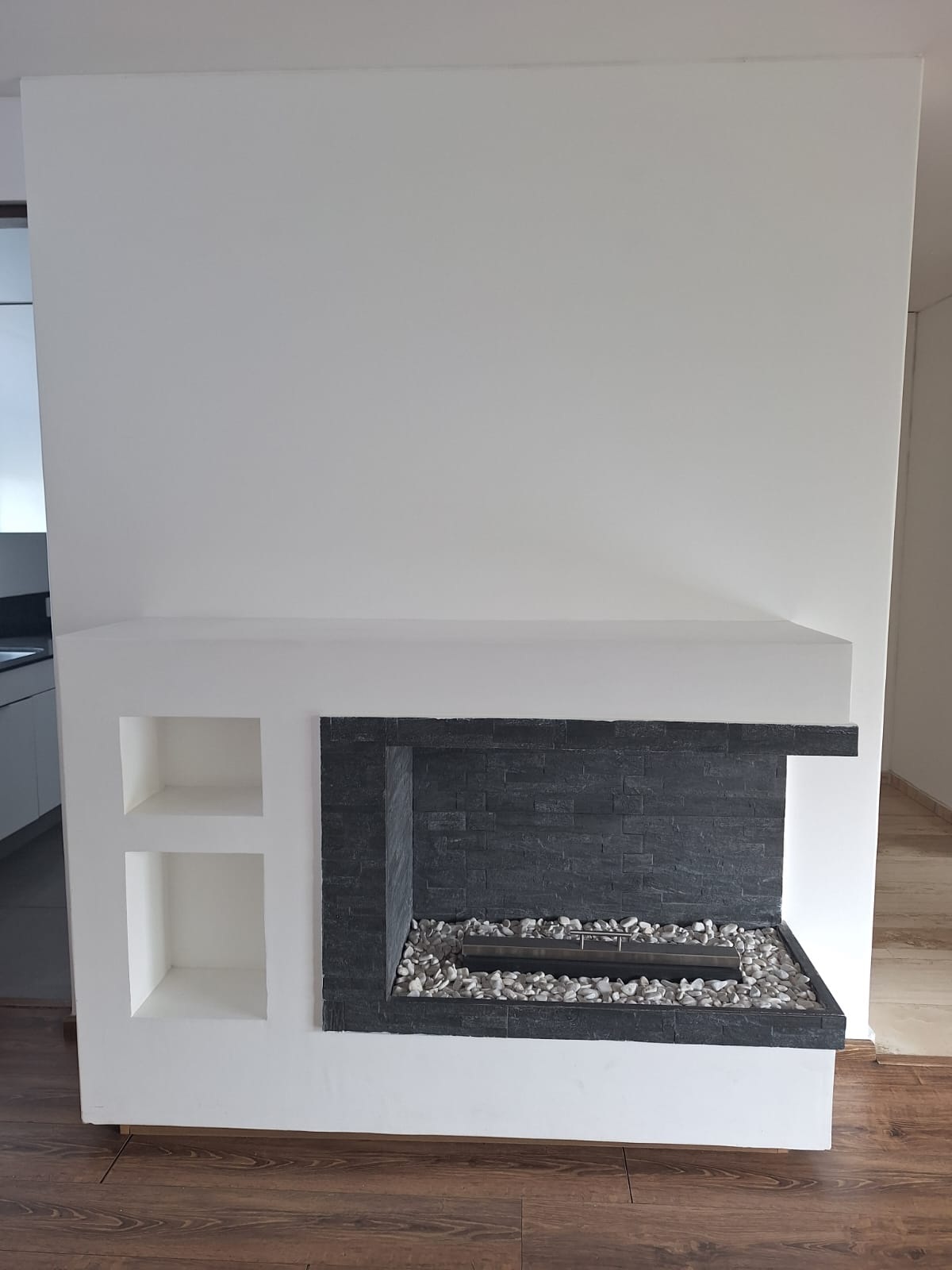 Chimenea de la estancia · LO ALTO Bosque Real · 178 m², Torre 3