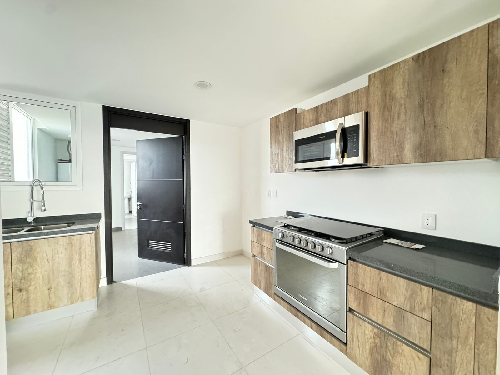 Cocina con gabinetes de madera · FIVE Bosque Real · 120 m², referencia 711