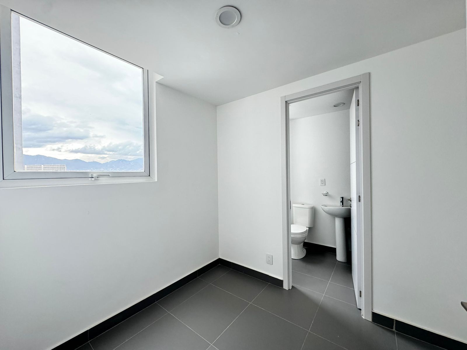 Área de lavado con ventana · FIVE Bosque Real · 120 m², referencia 711