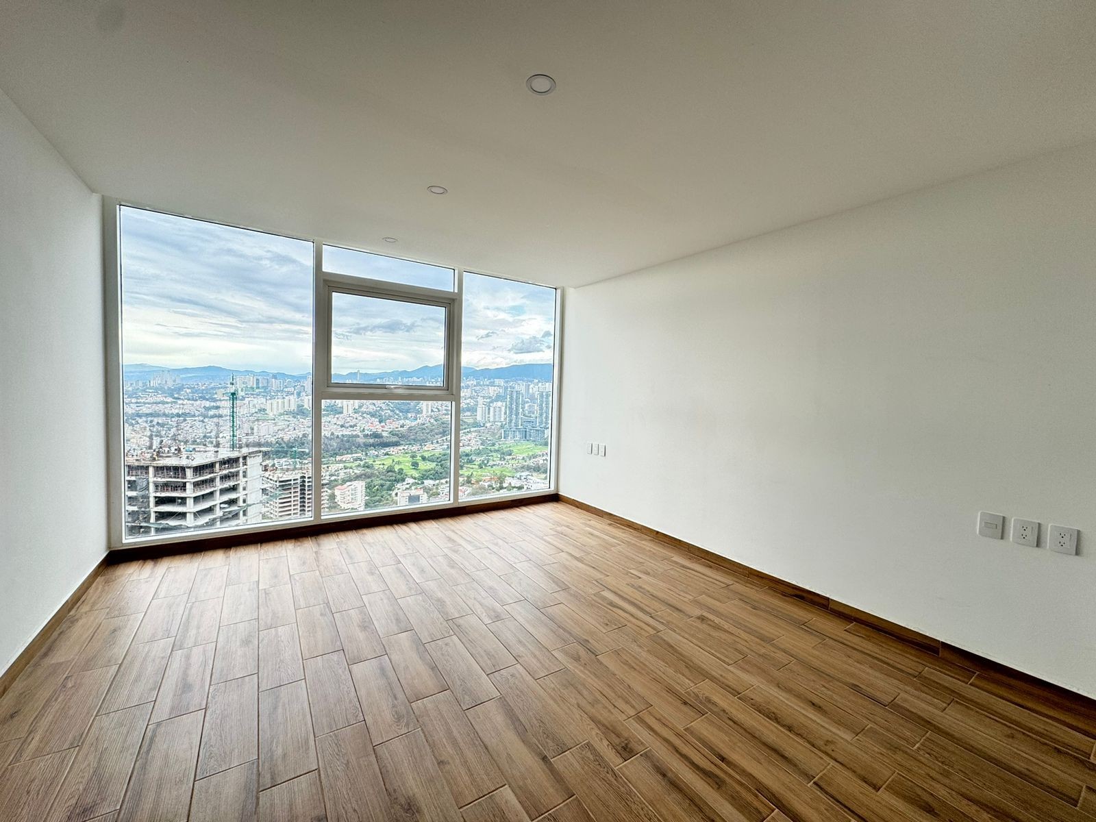 Recámara con ventanales · FIVE Bosque Real · 120 m², referencia 711