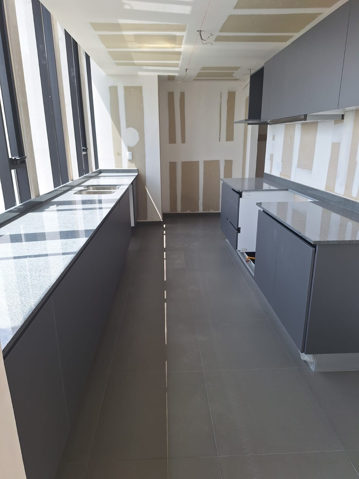 Cocina en obra blanca con ventanales · AVIVIA Bosque Real · Obra blanca