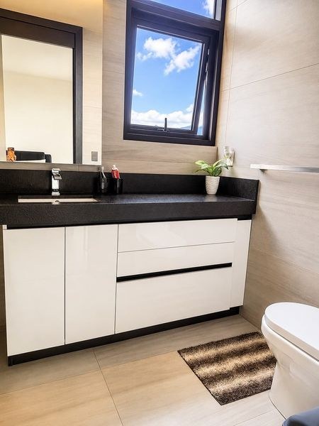 Baño completo con ventana