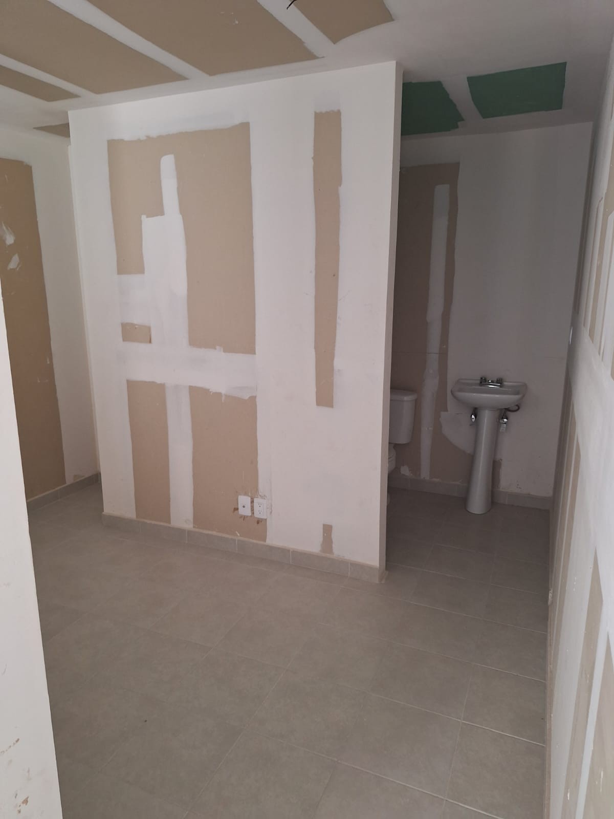 Espacio interior con acabados pendientes · AVIVIA Bosque Real · Obra blanca