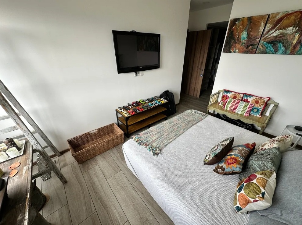 Recámara con vista exterior · MORAT Bosque Real · 98 m²