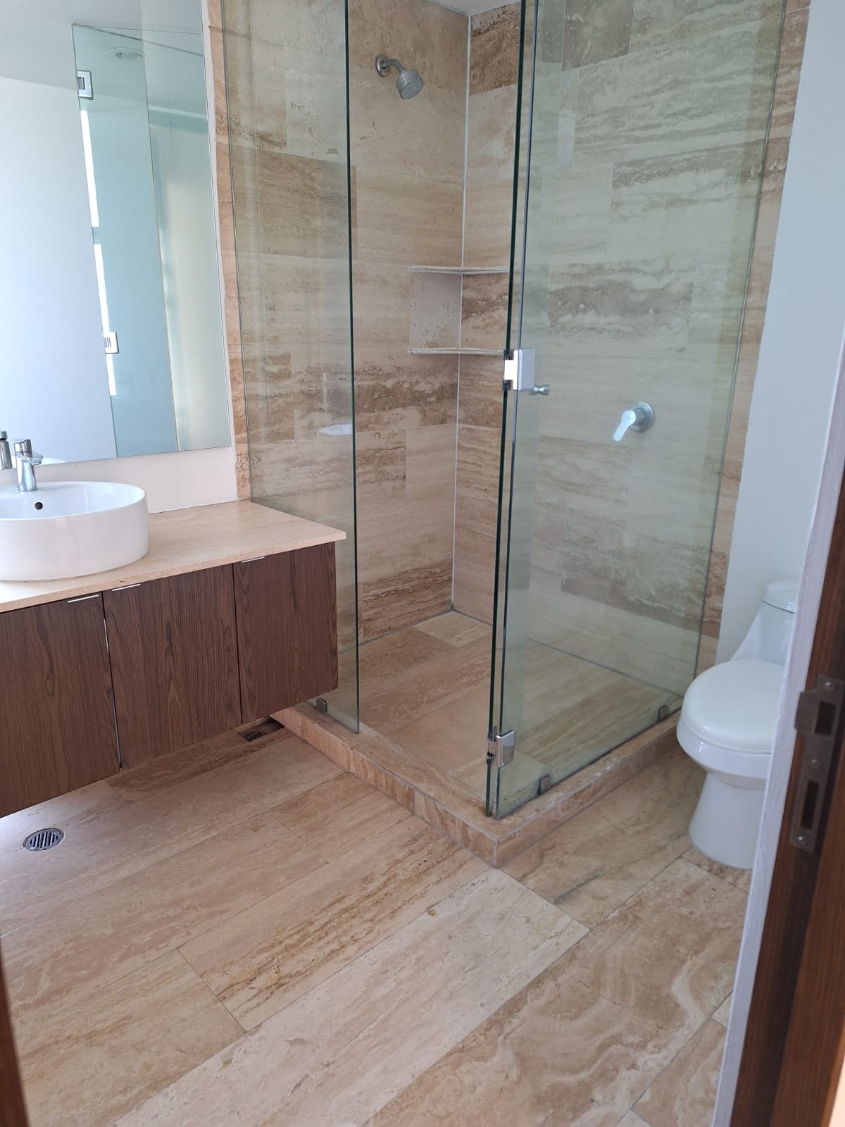 Baño con lavabo y regadera · LO ALTO Bosque Real · 178 m², Torre 3