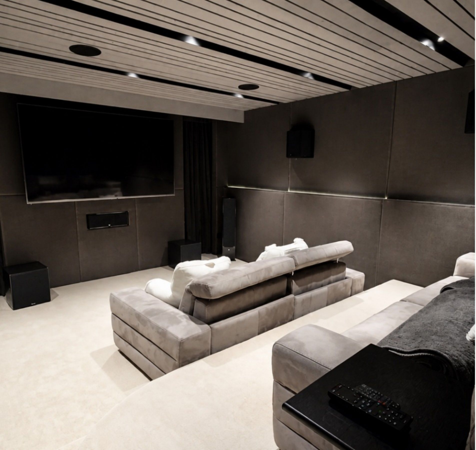 Sala de cine con proyector, audio y butacas