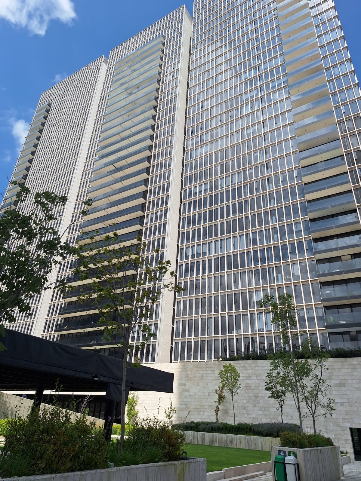 Fachada de las torres de AVIVIA · AVIVIA Bosque Real · Obra blanca