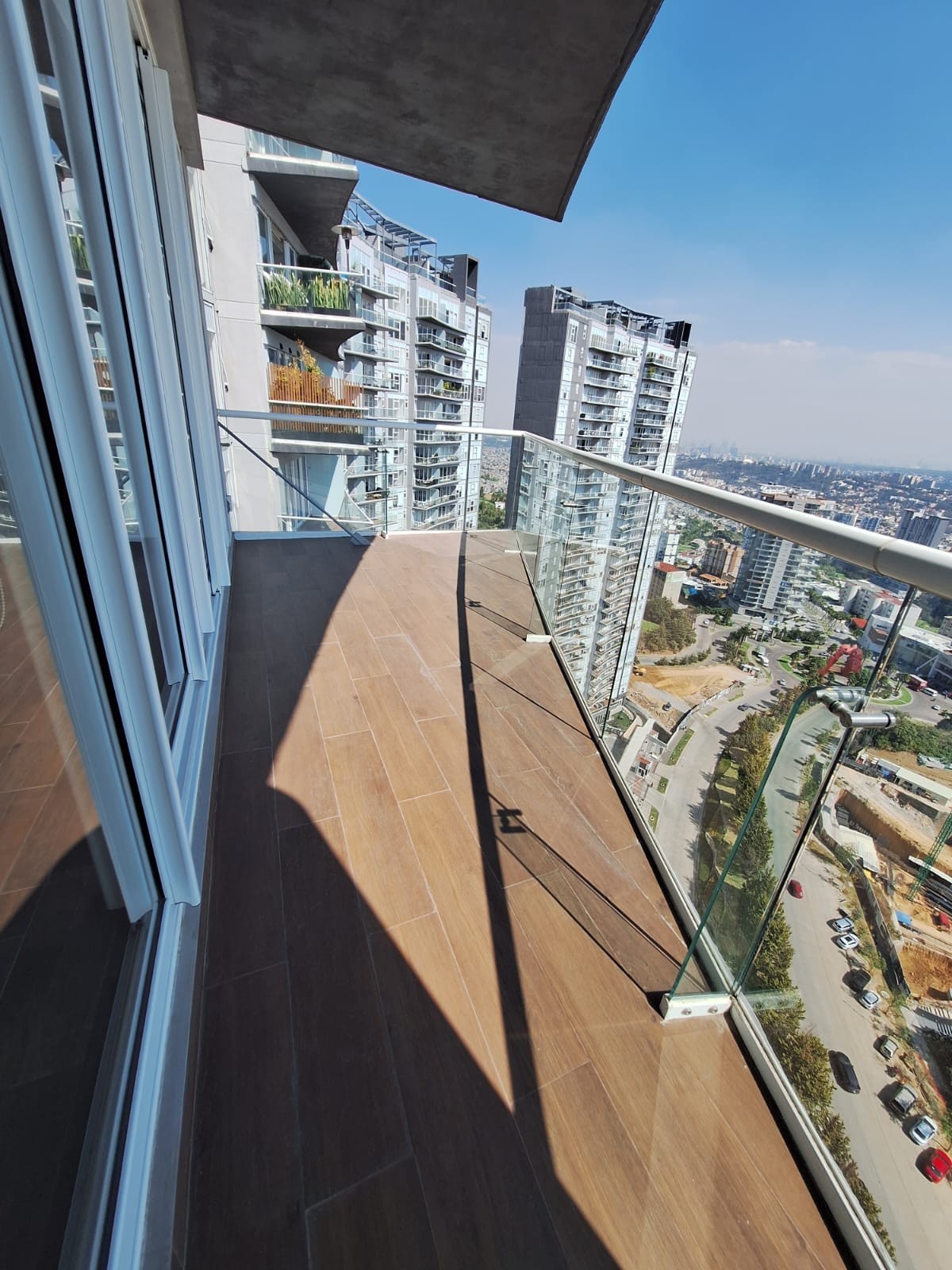 Espacio exterior junto a los ventanales · FIVE Bosque Real · 163 m²