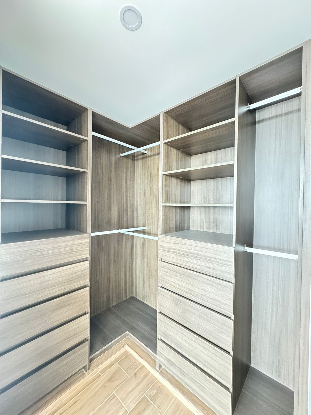 Vestidor con almacenamiento · FIVE Bosque Real · 120 m², referencia 711