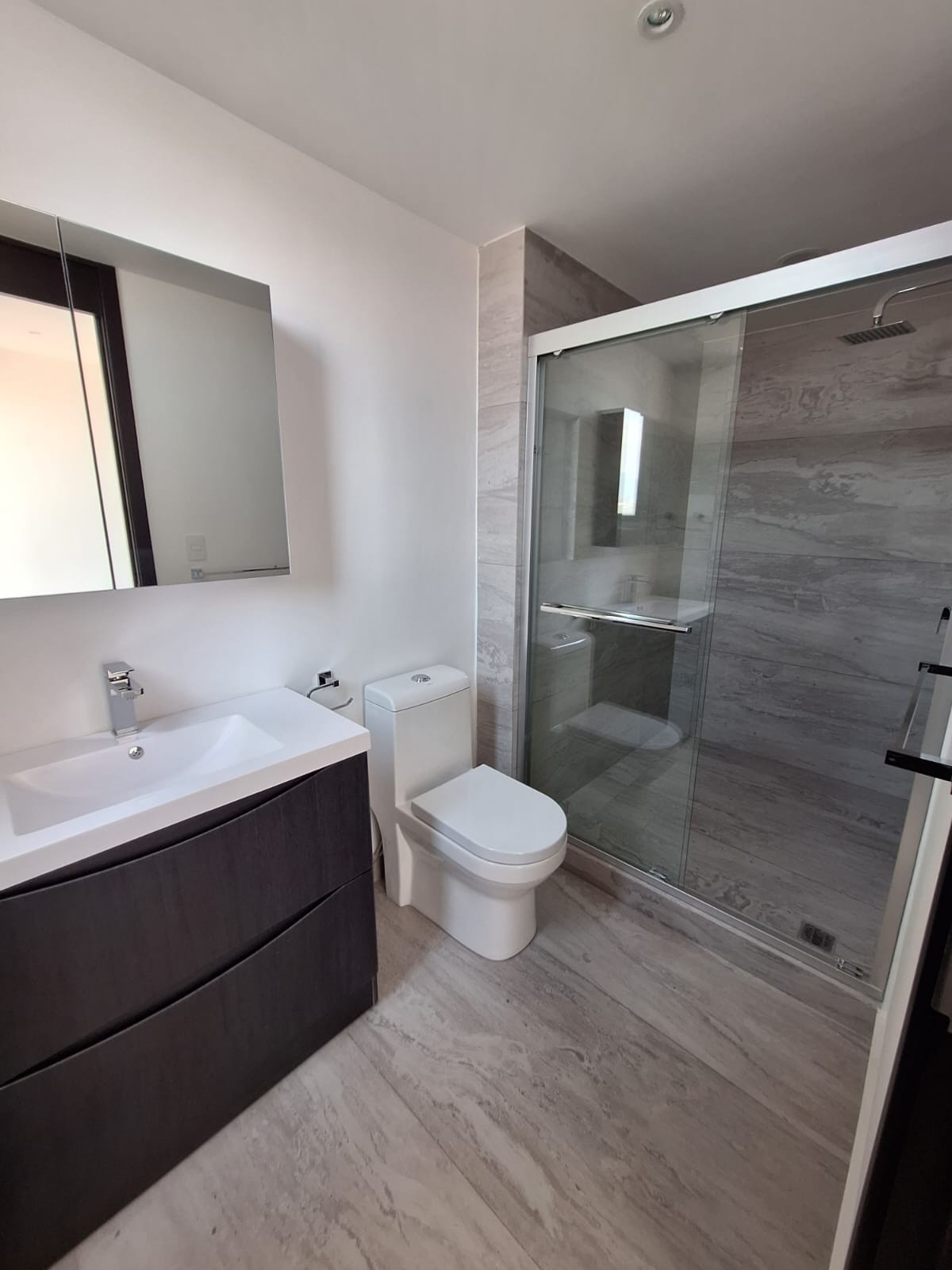 Baño con espejo y ventana · FIVE Bosque Real · 163 m²
