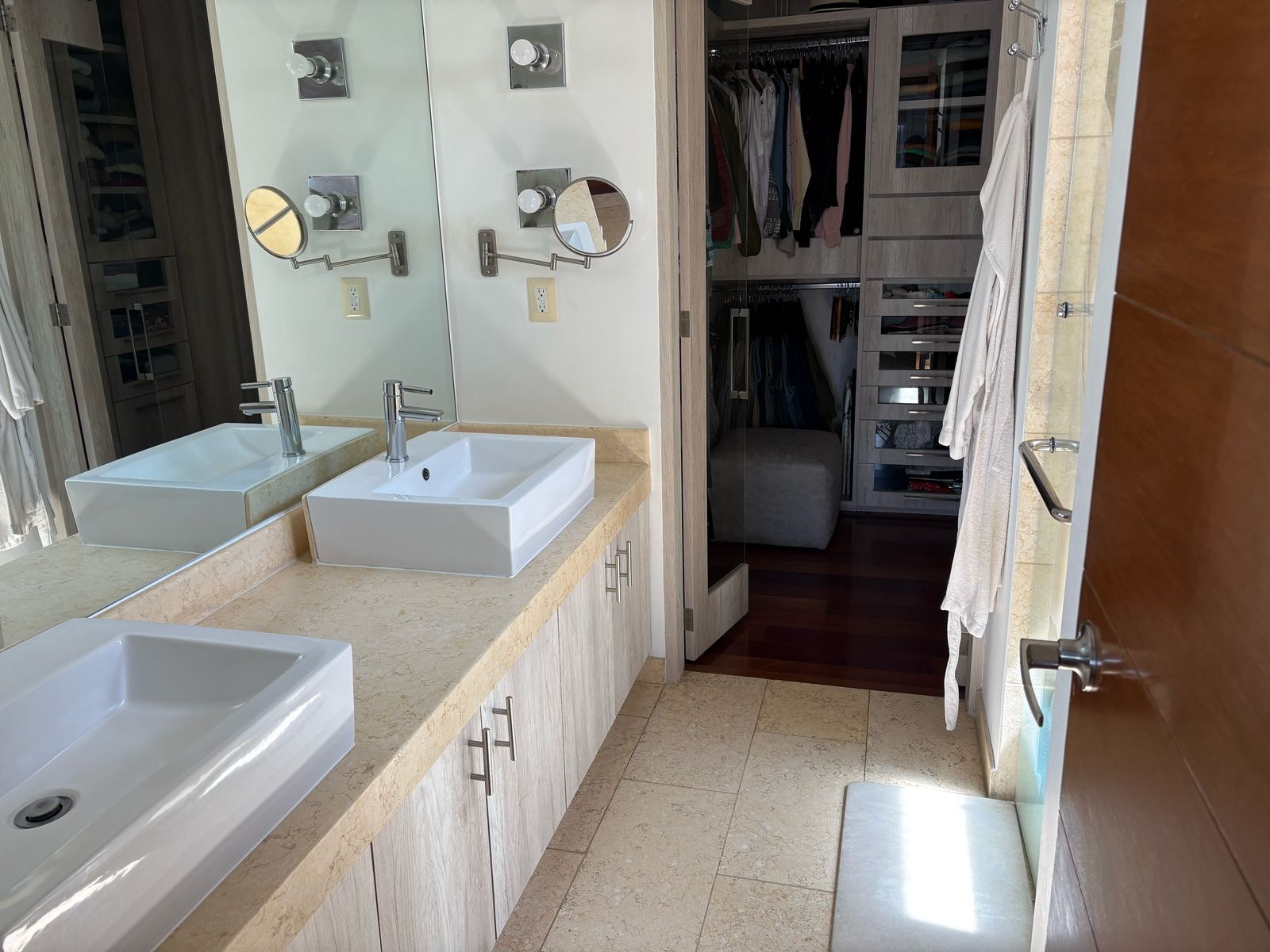 Baño con doble lavabo · LA PALOMA Bosque Real · 169 m² con terraza