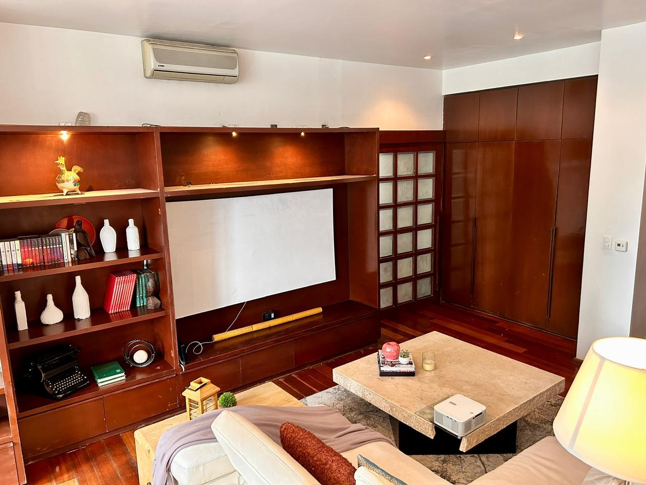 Sala de televisión de la ficha · REAL DE LA CUMBRE Bosque Real · 251 m²
