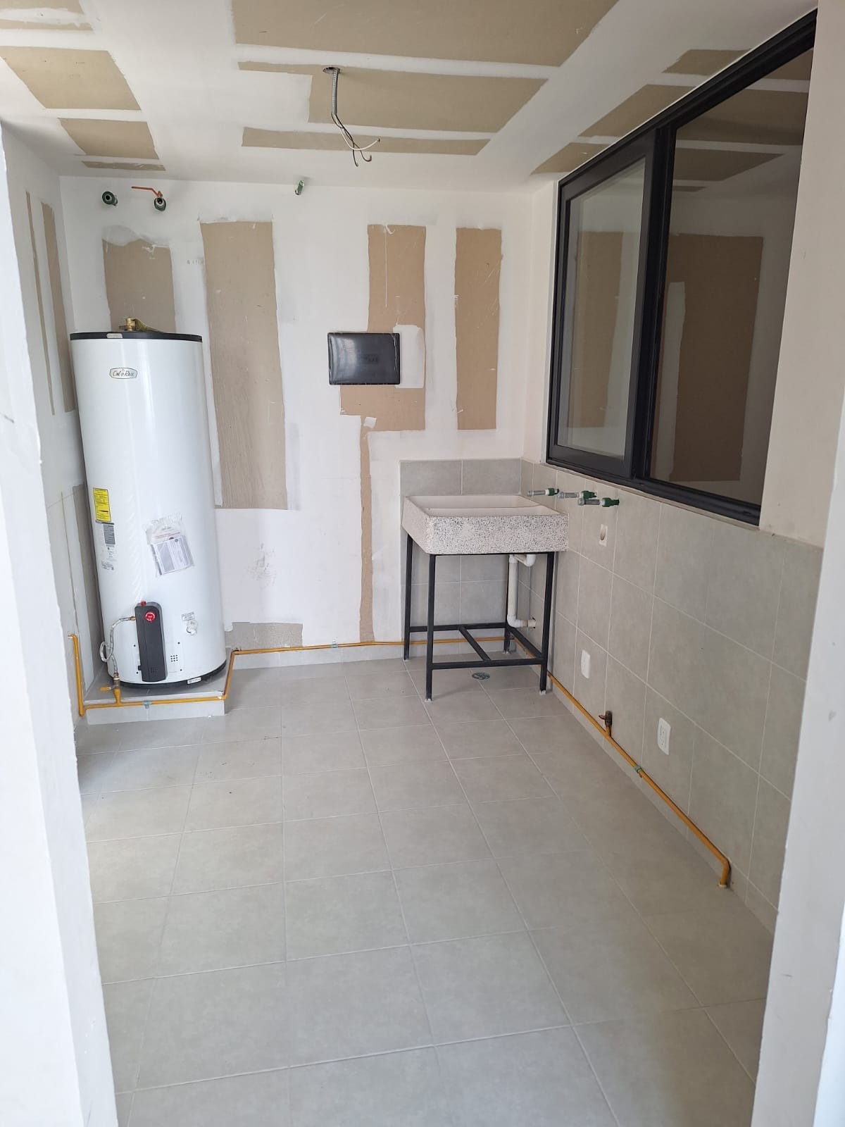 Área de servicio con instalaciones visibles · AVIVIA Bosque Real · Obra blanca