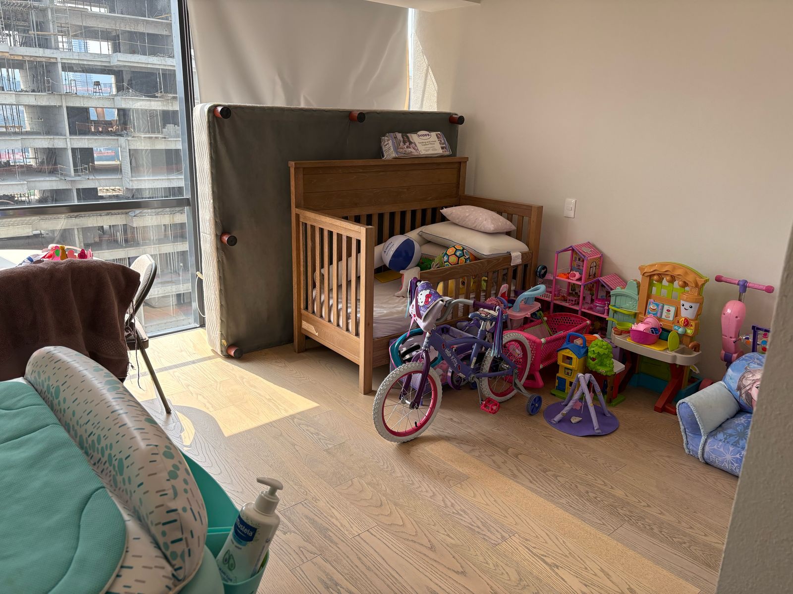 Habitación y espacio de juegos · CENTRAL PARK Bosque Real · 190 m²
