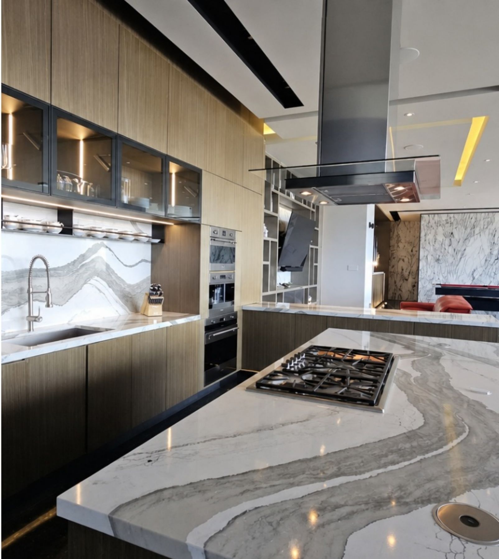 Cocina equipada con isla y gabinetes de madera