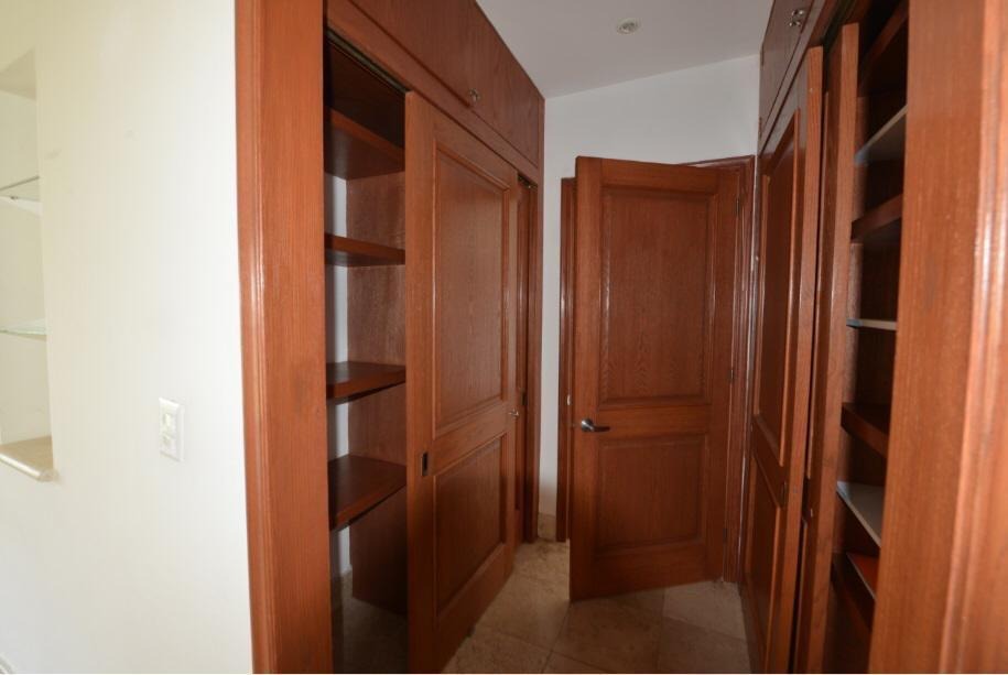 Vestidor con carpintería · PALMETTO 39 Bosque Real · 220 m²