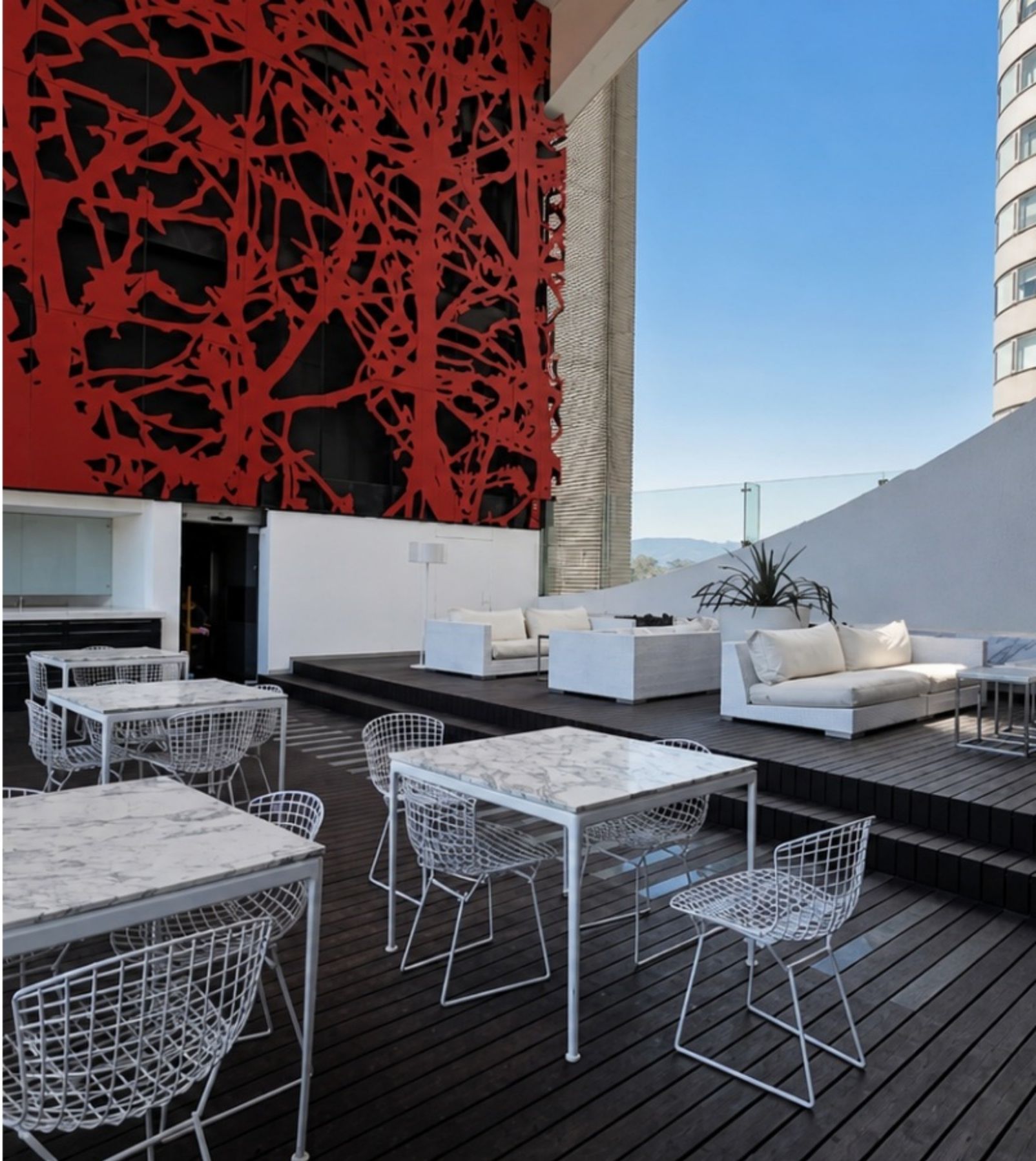 Terraza con comedor exterior y vistas abiertas