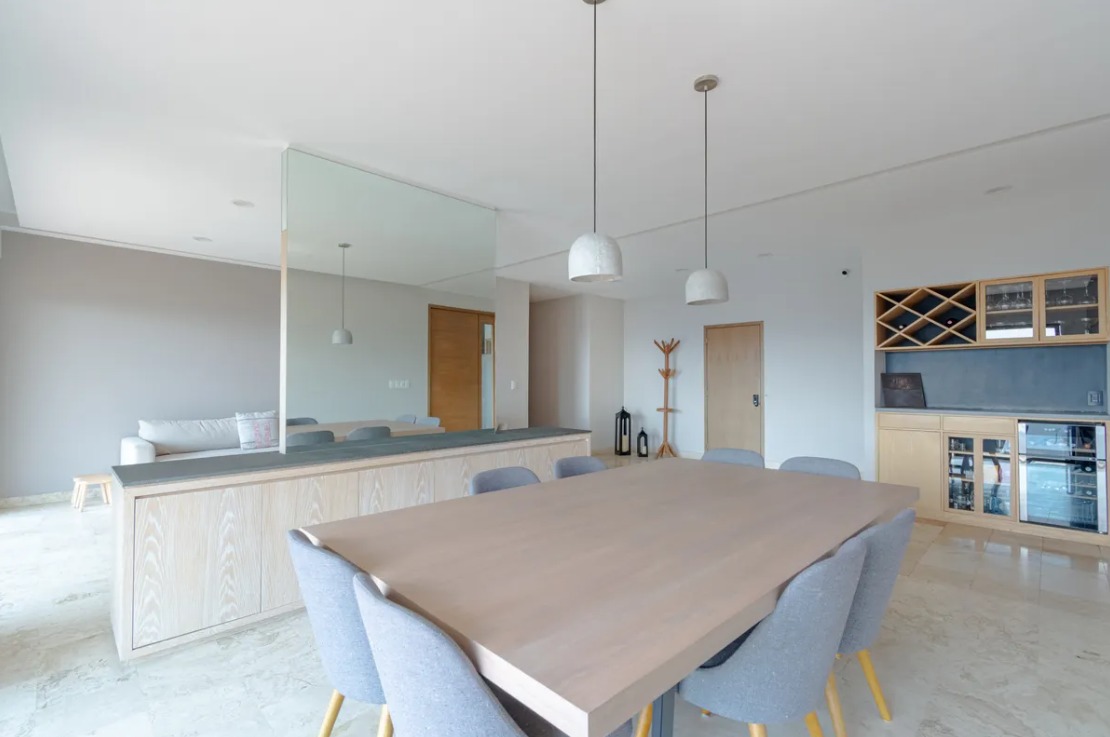 Comedor y cocina · PALMETTO 32 Bosque Real · 260 m²