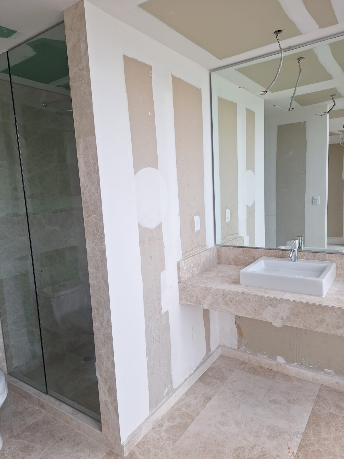Baño con lavabo y regadera · AVIVIA Bosque Real · Obra blanca