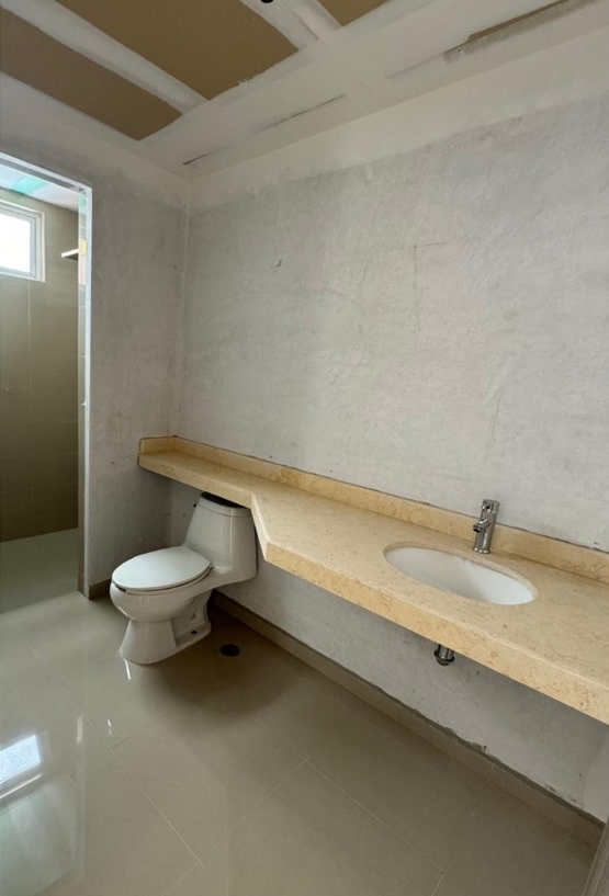 Baño con acabados pendientes · LA PALOMA Bosque Real · 171 m² en obra blanca