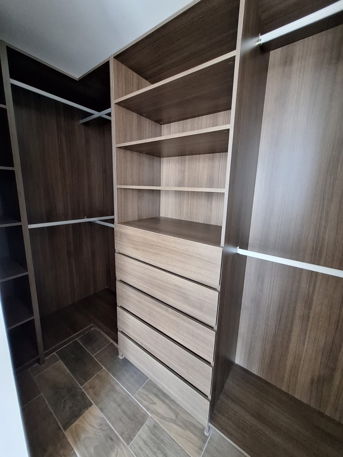 Vestidor con almacenamiento · FIVE Bosque Real · 163 m²