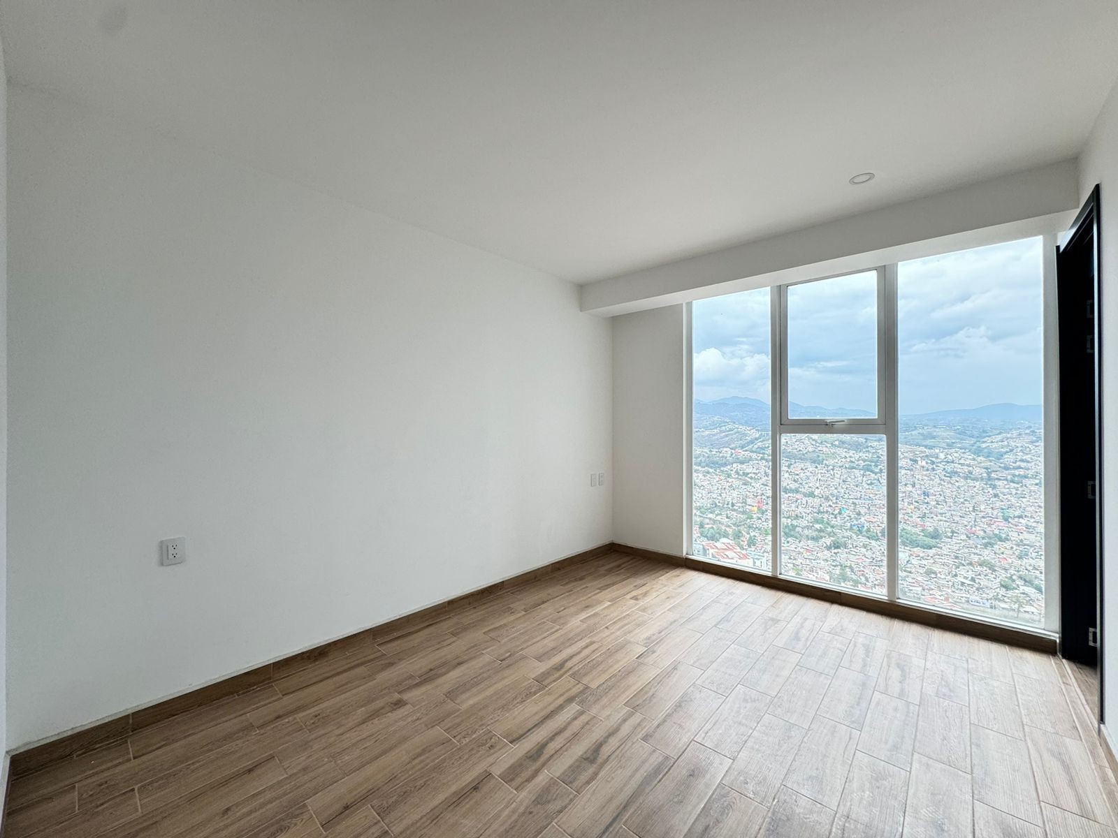 Recámara con piso de madera · FIVE Bosque Real · 120 m², referencia 711