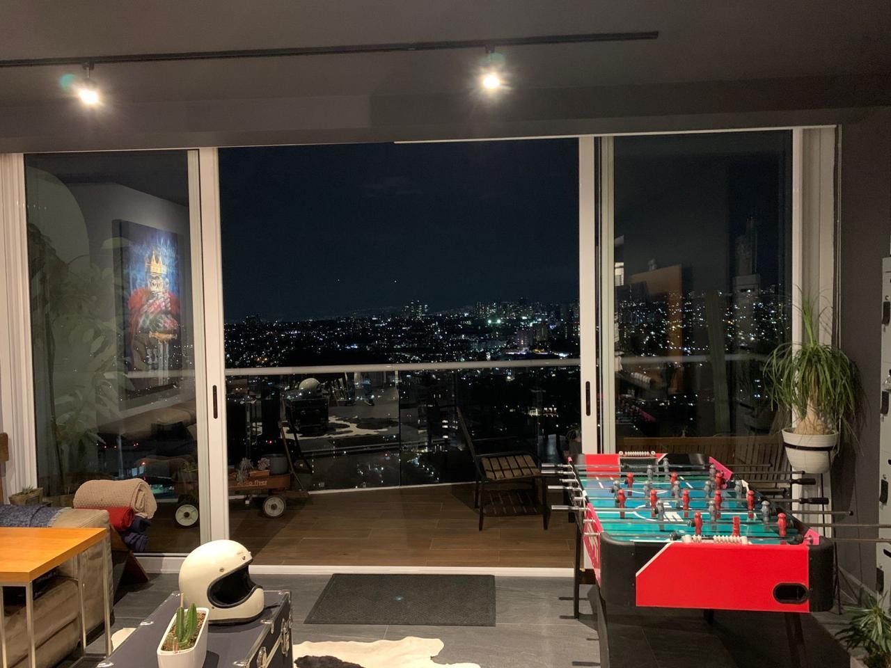 Vista desde la sala hacia la terraza · FIVE Bosque Real · 120 m² con terraza