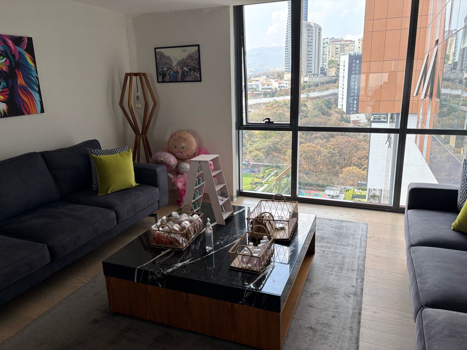 Sala con ventanal · CENTRAL PARK Bosque Real · 190 m²