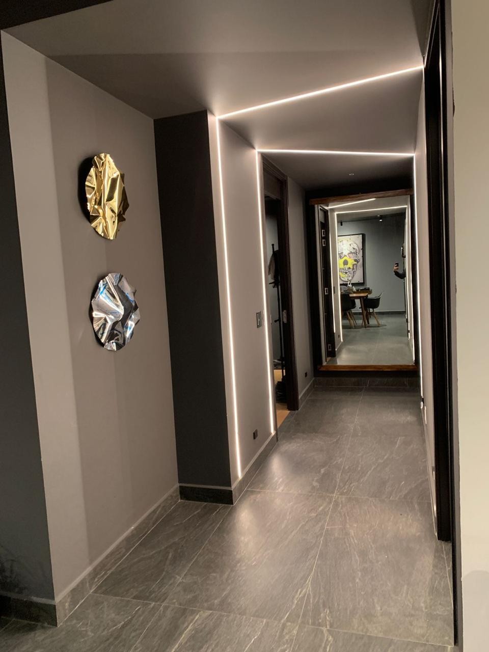 Pasillo con iluminación integrada · FIVE Bosque Real · 120 m² con terraza
