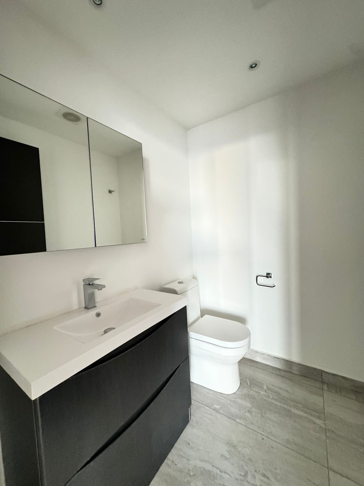 Baño con lavabo y espejo · FIVE Bosque Real · 120 m², referencia 711