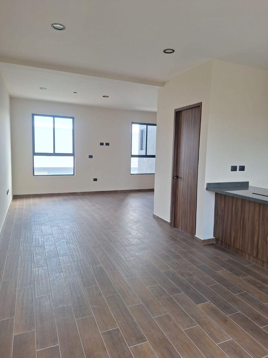 Espacio abierto iluminado del loft en Palmares